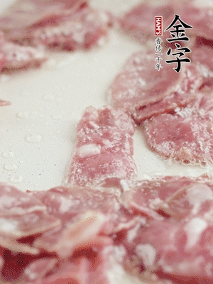 炒鍋熱油，下培根火腿煸炒。