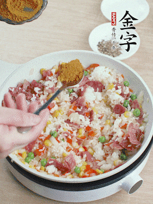 1勺咖喱粉、1/2勺鹽，少許黑胡椒碎炒均。