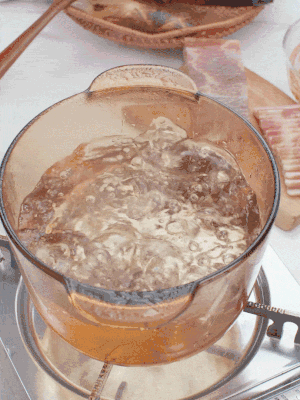 春筍切片焯水3分鐘，去除草酸澀味。