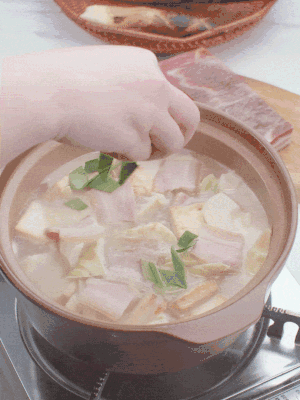 一小撮鹽、糖、雞精調(diào)味，最后撒點蒜葉點綴。