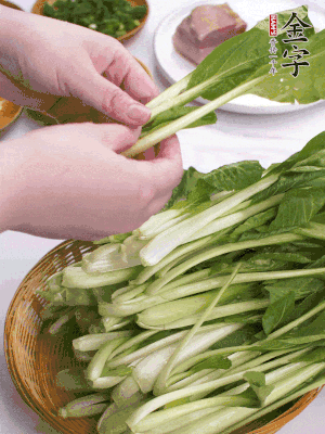 小青菜掰成一片片。