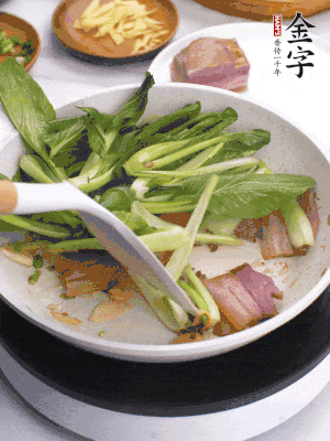 下小青菜翻炒，菜梆子變軟時，撒一點(diǎn)鹽、雞精調(diào)味。