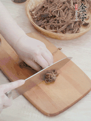 干茶樹菇浸泡過夜，去老根焯水，擠干水份。