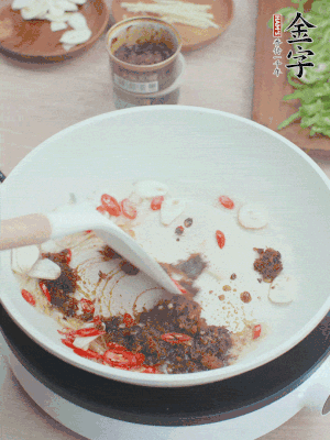 熱鍋涼油，姜蒜、辣椒、金字火腿xo醬炒香。