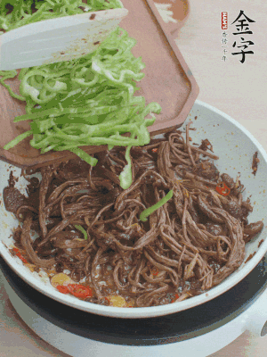 水分煸干，下青椒絲快炒1分鐘。