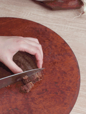 金字臘肉水煮15分鐘，切片。