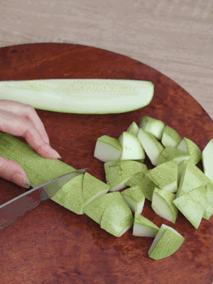 西葫蘆去籽縱向切成4份，斜切成厚片。