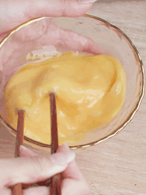 雞蛋調(diào)入少許黃酒打散。