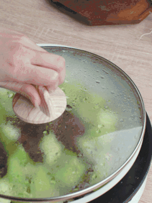 西葫蘆略出水時(shí)，加一小撮鹽調(diào)味。