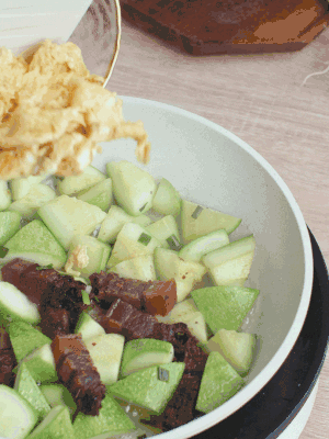 雞蛋一起翻炒。