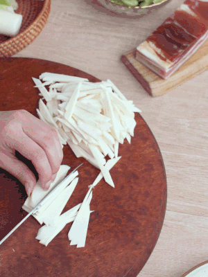 茭白切細絲，鹽水中浸泡防止氧化。