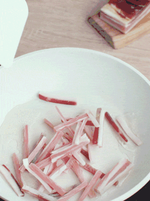 熱鍋涼油，下咸肉絲煸至出油。