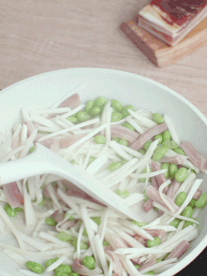 下茭白絲、青豆翻炒。