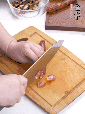 干香菇泡發(fā)切片，金字香腸切片，春筍切大粒。