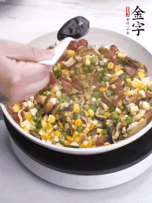 加2勺生抽、1勺蠔油、半勺老抽調(diào)味。