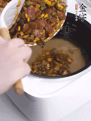 鋪在洗好的大米上，加清水，與食材持平。