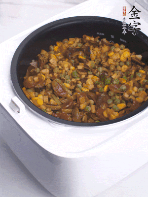 電飯煲按煮飯鍵，出鍋撒蔥花。