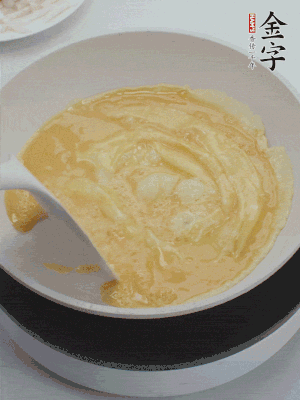 2個雞蛋炒散。