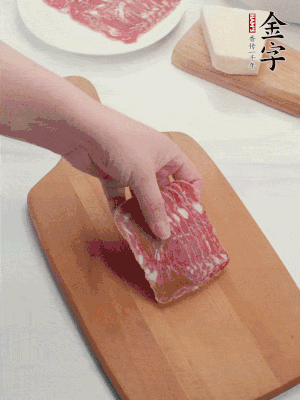 金字培根火腿改刀切小片；白洋蔥切丁；新鮮豌豆剝殼。