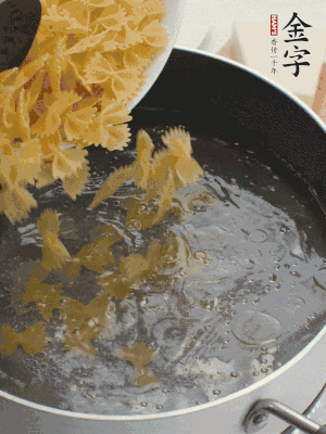 蝴蝶面加橄欖油煮熟；豌豆焯水30秒。