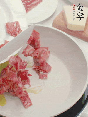 橄欖油煸香金字培根火腿。依次下豌豆、蝴蝶面、洋蔥。