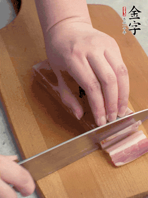 百合切去頭尾，分開洗凈;咸肉切薄片。