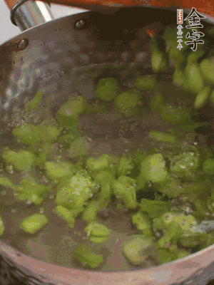 鍋中水沸，放一撮鹽，下蠶豆豆瓣焯3分鐘，下百合，3秒撈出，一起撈出瀝水。