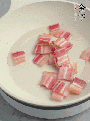 鍋中少許油，金字淡咸肉煸香。