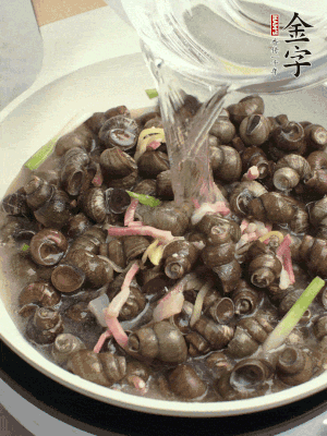 倒處理干凈的螺螄翻炒，加3勺料酒。加清水蓋過(guò)螺螄，中火蓋蓋煮5分鐘。