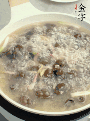 放辣椒，加一點(diǎn)鹽、糖，大火翻炒。