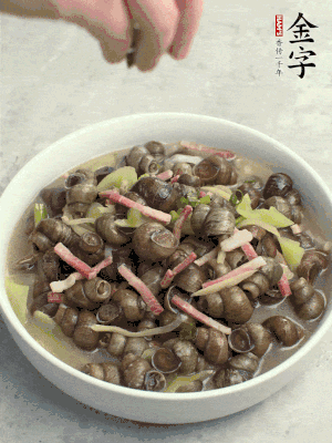 出鍋，撒點(diǎn)蔥花。