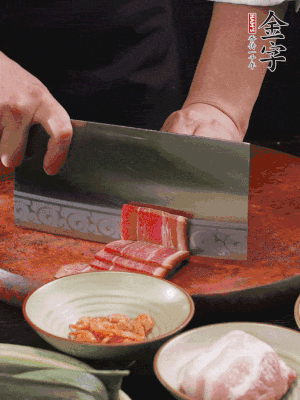 金字火腿上方切薄片，鮮五花肉切薄片。