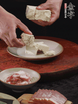 一塊老豆腐掰成大塊。