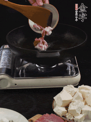 冷油潤(rùn)鍋，下五花肉煸香。