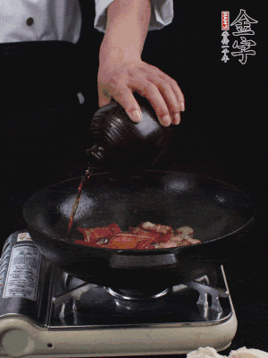 再下火腿片，淋少許黃酒添香。