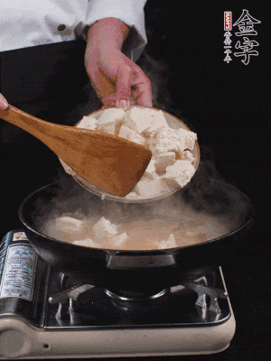 冷水入鍋，煮15分鐘。下豆腐塊，燜煮25分鐘。