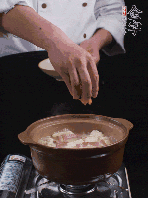 下蝦仁干，煮5分鐘。撒蒜葉，煮1分鐘。