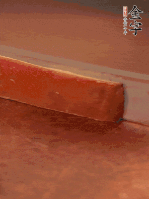 金字火腿上方去皮切薄片。