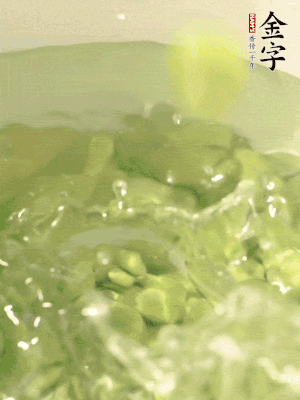 新鮮蠶豆熱水焯水30秒，然后浸入涼水。