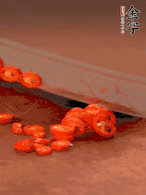 小米辣切圈，大蒜切片。