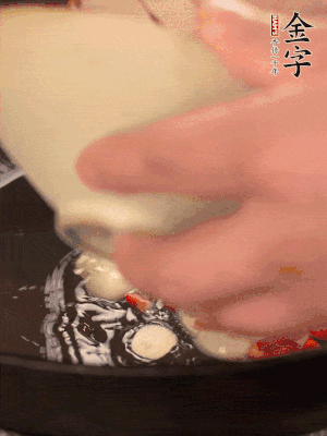 豬油潤鍋，下辣椒、大蒜、火腿片煸香。