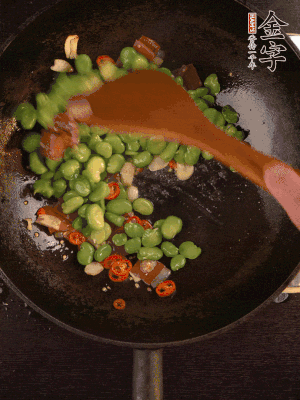 再下蠶豆煸炒，加1勺料酒調(diào)味。