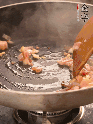 熱油爆香大蒜粒，煸香咸肉丁，淋一勺黃酒調(diào)味。