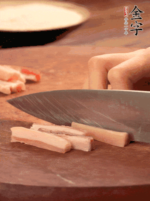 金字淡咸肉切丁。