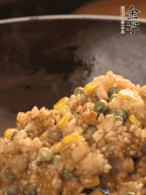 再下糯米，1勺蠔油、2勺生抽調(diào)味翻炒均勻。