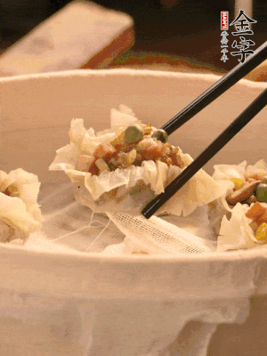 包好的燒賣放在蒸籠上，水開后蒸8分鐘左右。