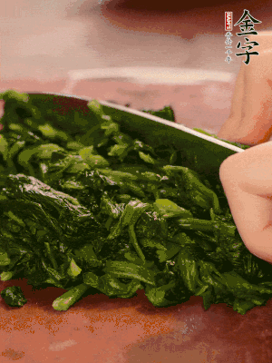 洗凈的菠菜加鹽焯水，撈出晾涼后攥干切碎。胡蘿卜切細(xì)絲。金字烤腸切園片。