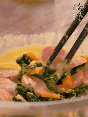 雞蛋、面粉、玉米油攪拌到無顆粒狀態(tài)。再加入菠菜、胡蘿卜、烤腸。少許鹽調(diào)味。