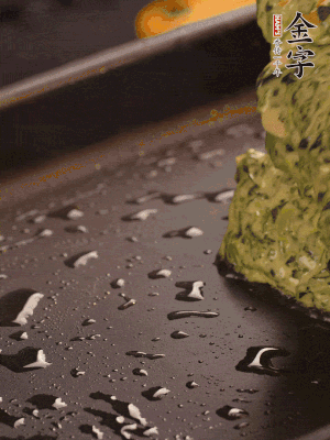 熱鍋擦一下油，下面糊攤平。