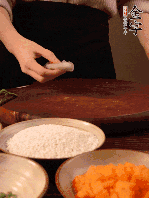 胡蘿卜去皮切丁。蝦仁切小塊。糯米提前浸泡半天。